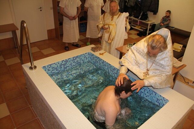 крестят взрослого мужчину